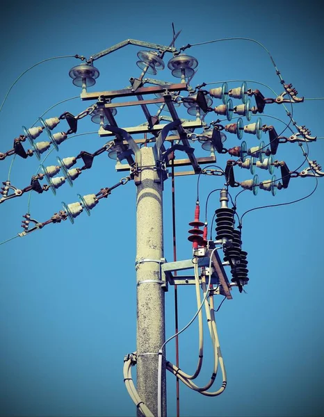 Switches van een overhead macht lijn met betonnen paal en kiezen — Stockfoto