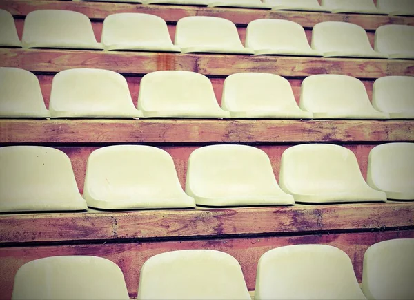 Gradas de estadio sin personas antes de la reunión de deportes con —  Fotos de Stock