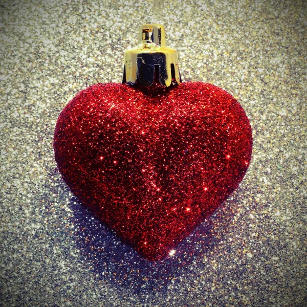 Cuore rosso nello sfondo argento glitter — Foto Stock