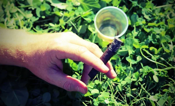 Fumador de cadena con cigarro en la mano y vidrio —  Fotos de Stock