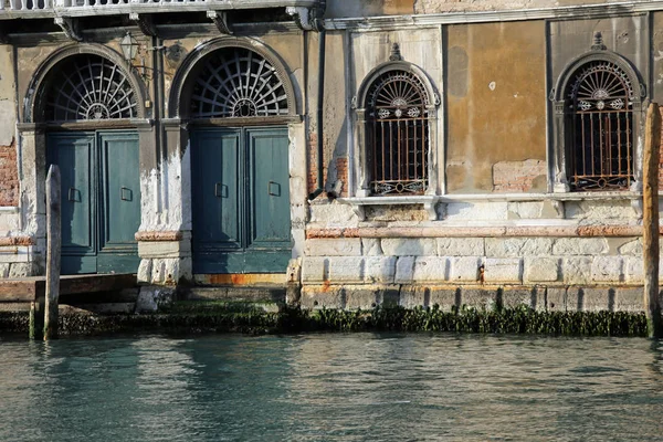 Ancient Palace in Canal Grand in Venice during low tide — Stock Photo, Image