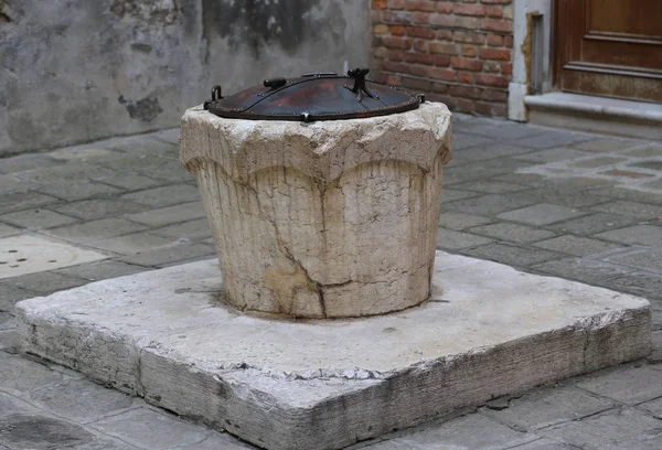 Antico pozzo di marmo a Venezia — Foto Stock