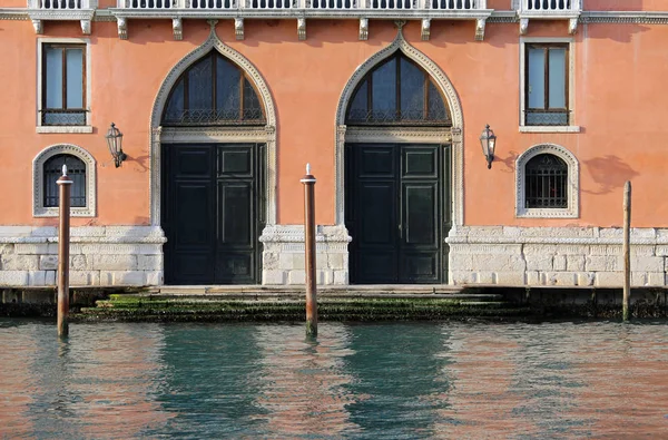 Ancient Palace in Canal Grand in Venice during low tide — Stock Photo, Image