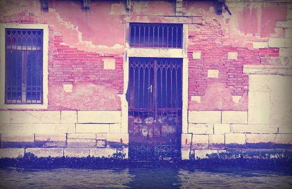 Gebrochene Tür in Venedig Italien mit Vintage-Effekt — Stockfoto