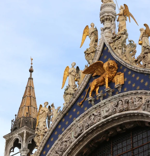 Goldener geflügelter Löwe in Basilika San Marco in Venedig — Stockfoto