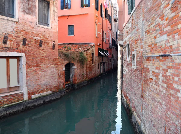 Narrow Canal with old houses with low tide in Venice Italy — Stock Photo, Image