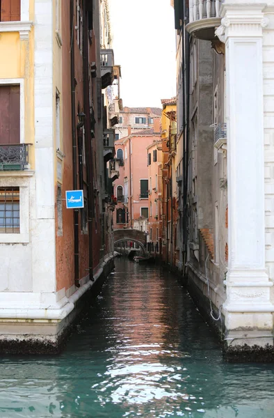 Узкий канал с домами с отливом в Венеции — стоковое фото