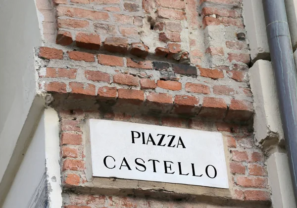 Nome da estrada PIAZZA CASTELLO que significa CASTLE SQUARE em italiano La — Fotografia de Stock