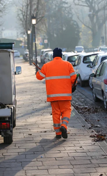 Kehrmaschine, die die Straßen einer Großstadt reinigt — Stockfoto