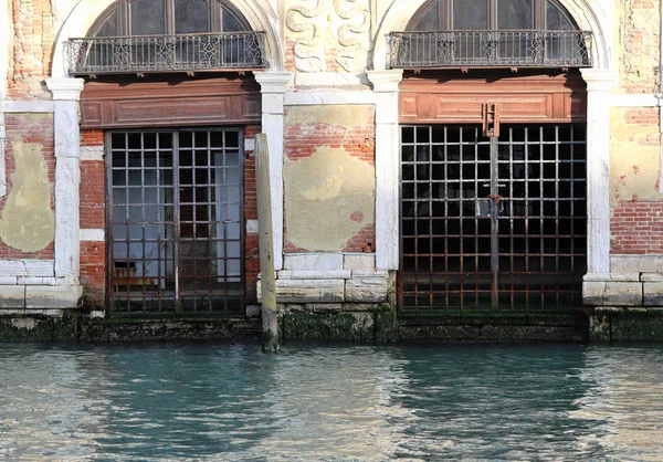 Two old Gates in Venice during low tide — Stock Photo, Image