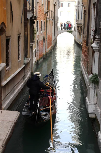 Venice Włochy droga wodna z gondolą i mężczyzna w kapeluszu — Zdjęcie stockowe