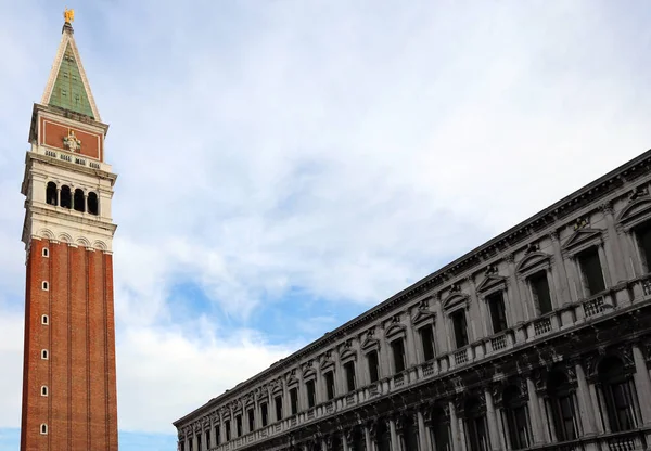 Очень высокая колокольня Святого Марка в Венеции, Италия — стоковое фото