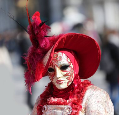 Venice, İtalya - 5 Şubat 2018: kişi kırmızı karnaval maskesi