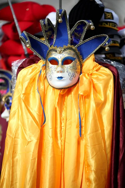 Veneza, Itália - 5 de fevereiro de 2018: máscaras à venda para o carnaval — Fotografia de Stock