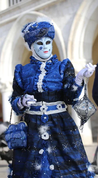 Венеція, Італія - 5 лютого 2018: людина з blue карнавальні маски — стокове фото