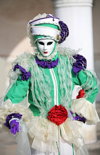 Венеция, Италия - 5 февраля 2018 года: человек в карнавальной маске — стоковое фото