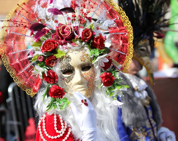 Venedig, Italien - februar 5, 2018: person med karneval maske og - Stock-foto