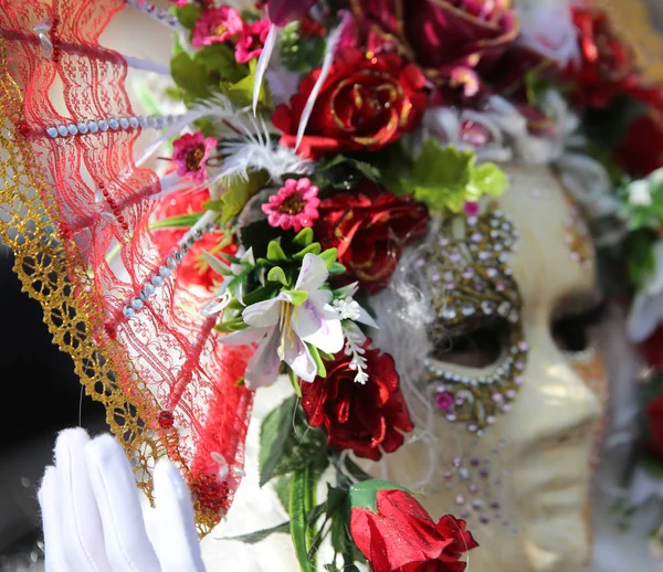 威尼斯, 意大利-2018年2月5日: 人与狂欢节面具 — 图库照片