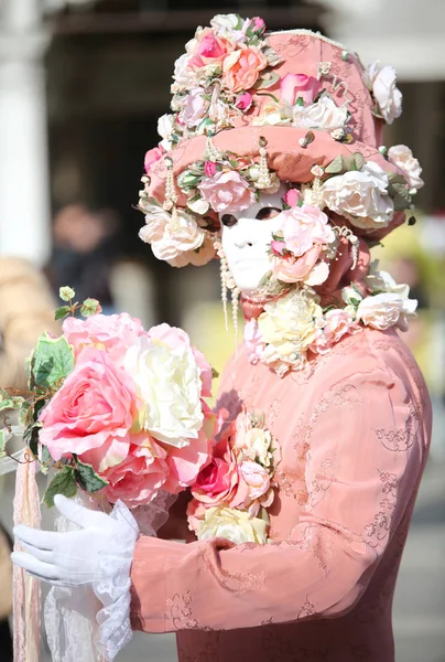 Benátky, Itálie – 5. února 2018: osoba s karneval maska a — Stock fotografie