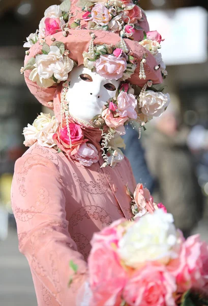 Veneza, Itália - 5 de fevereiro de 2018: pessoa mascarada com carniva — Fotografia de Stock