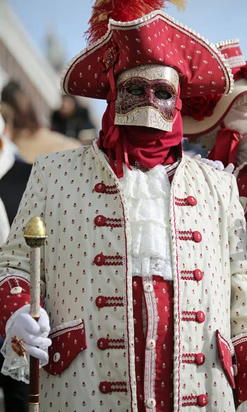 Венеция, Италия - 5 февраля 2018 года: человек в карнавальной маске и — стоковое фото