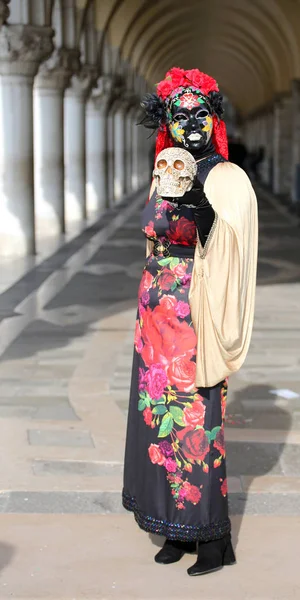 Венеція, Італія - 5 лютого 2018: людина з карнавальні маски і — стокове фото