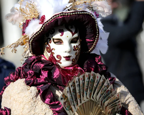 Venice, Italië - 5 februari 2018: persoon met handgemaakte carnaval — Stockfoto