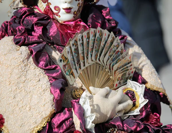 Venecia, Italia - 5 de febrero de 2018: persona con carnaval hecho a mano —  Fotos de Stock