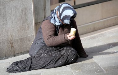 Zavallı Çingene Kadın bir Avrupa yolda sadaka için yalvarıyor
