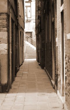 Venedik İtalya uzun boylu evler arasındaki sokak