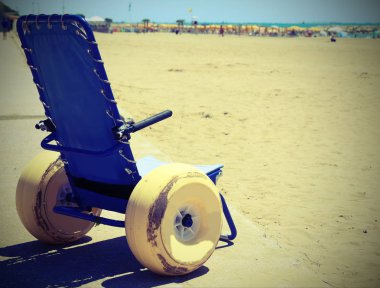 denize gitmek için hava ile şişirilen tekerlekli tekerlekli sandalye