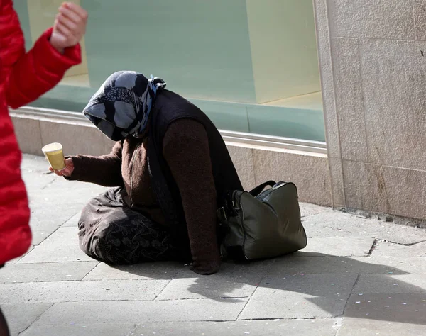 Arme zigeuner vraagt aalmoezen om voorbijgangers op straat — Stockfoto