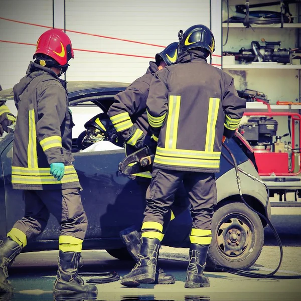 Bomberos en acción —  Fotos de Stock