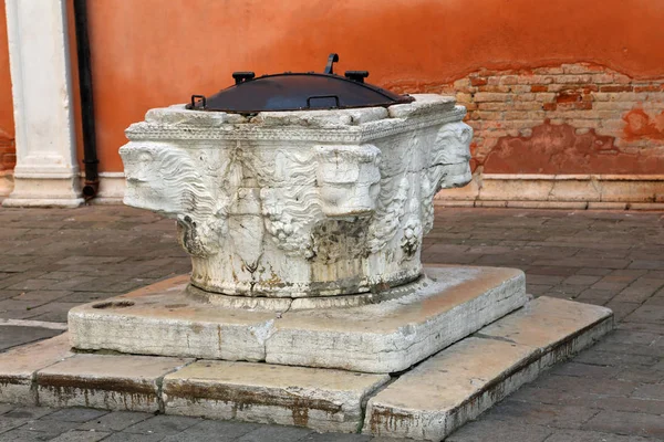 Ancient well of marble in backyard — Stock Photo, Image