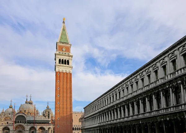 Bell Tower de São Marcos e Basílica em Veneza Itália — Fotografia de Stock