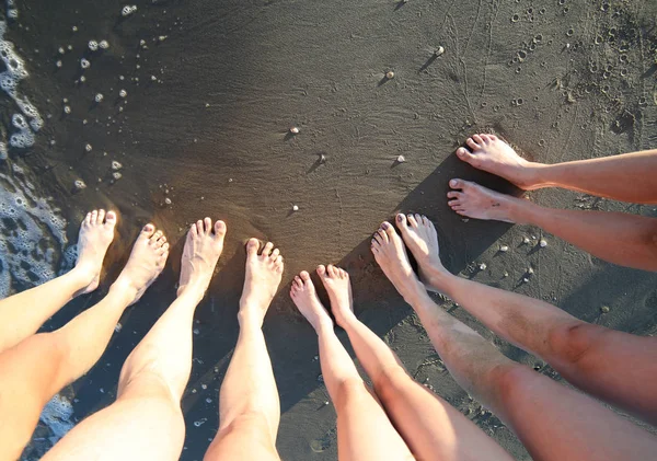Barefoot of the happy family of five people with father mother a — Stock Photo, Image