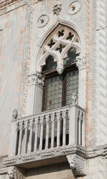 Detail eines Fensters eines antiken Palastes in Venedig — Stockfoto