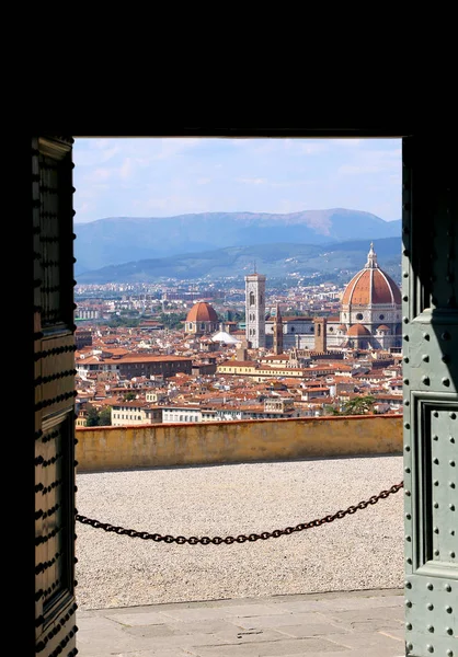 Grande vue panoramique de Florence en Italie depuis une porte ouverte d'un — Photo