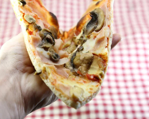 Ręka z plasterkiem włoska pizza z mushro serem mozzarella — Zdjęcie stockowe