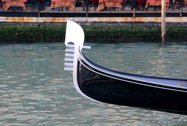 Tipica barca veneziana chiamata GONDOLA in lingua italiana — Foto Stock
