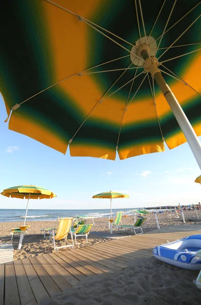 Ombrellone sulla spiaggia fotografato dal basso in estate duri — Foto Stock