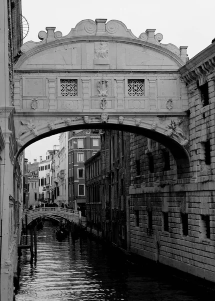 Venedik İtalya iç geçiriyor tarihi bina, beyaz Köprüsü — Stok fotoğraf