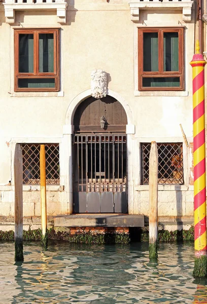 Weneckie drzwi z odpływu — Zdjęcie stockowe
