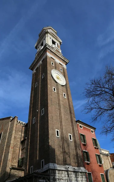 Klokkentoren van de kerk van santi apostoli in Venetië Italië — Stockfoto