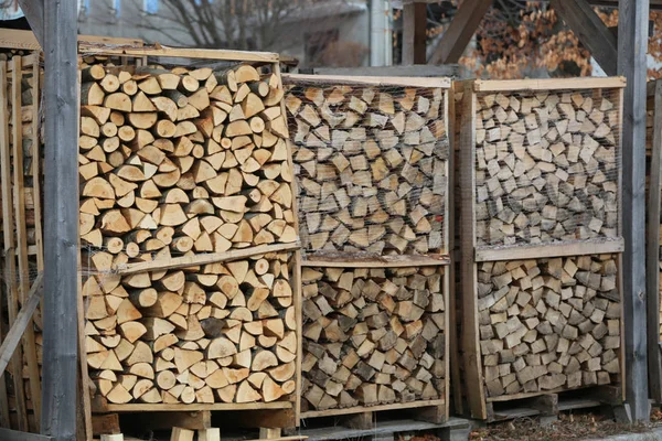 Fotos: madera en bruto | troncos de madera en bruto descortezada en un