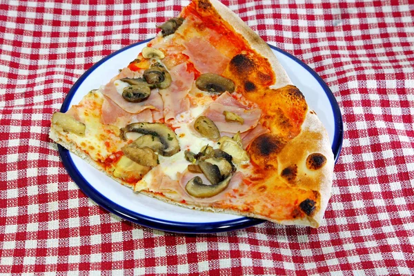 Μεγάλο κομμάτι πίτσα στο ιταλικό εστιατόριο με κόκκινο και λευκό — Φωτογραφία Αρχείου