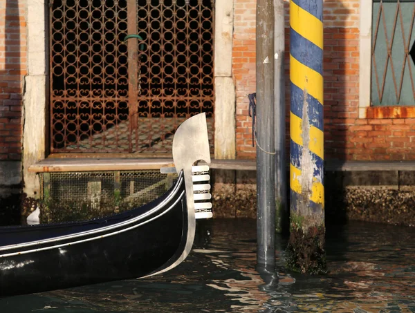 Bow of a gondola in the Grand Canale in Venice Italy — Stock Photo, Image