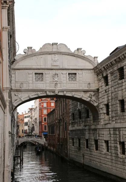 Seufzerbrücke ist ein historisches Gebäude mit dem Namen ponte dei sospi — Stockfoto