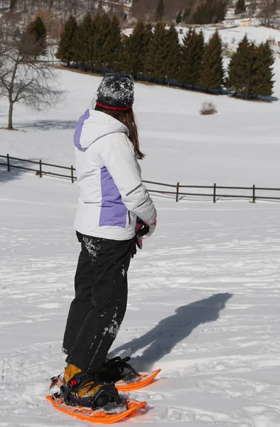 Menina com sapatos de neve laranja no inverno — Fotografia de Stock