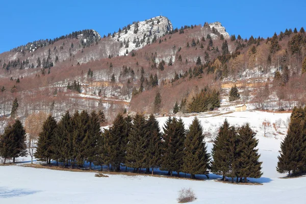 Фантастичні гори зі снігом взимку — стокове фото